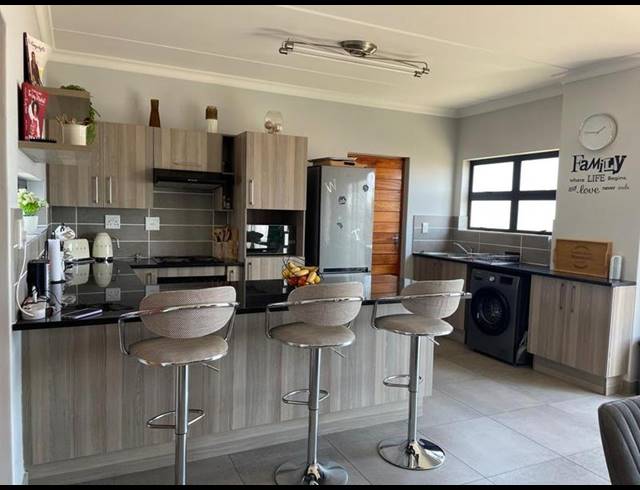 3 BEDROOM HOUSE FOR SALE IN THATCHFIELD
